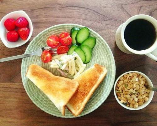 早餐 Momo吃瓜,瓜果飘香，开启美好一天