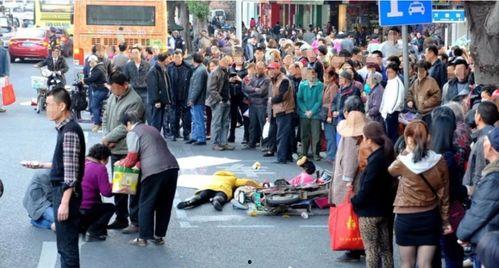 吃瓜现场路人围观图片,吃瓜群众围观，揭秘热门事件幕后真相