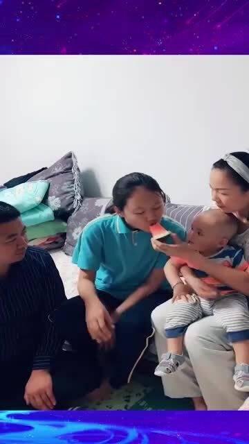 吃瓜相差12岁,一段跨越年龄的甜蜜故事