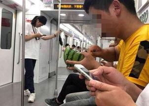 地铁老人吃瓜,一幕温馨的都市生活剪影
