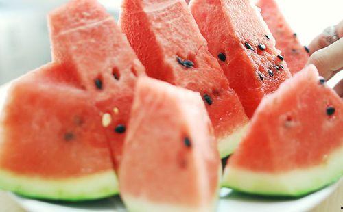 海氏进门吃瓜,意外进门吃瓜，揭秘神秘家族往事