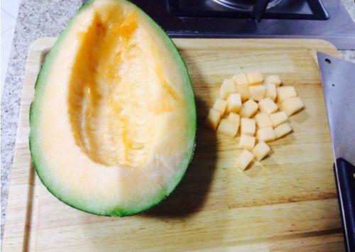 哈密瓜中间有孔可以吃吗,揭秘可食用奥秘